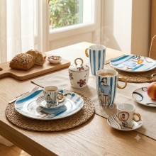 Mug Egan Noi Abbracci con manico dorato, dettaglio decoro coppia seduta abbracciata