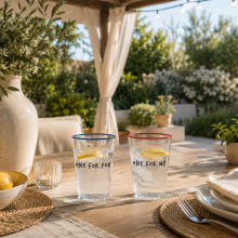 Bicchiere Egan Smile “ONE FOR YOU” ambientato per aperitivo su tavola moderna con drink e ghiaccio