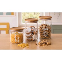 Barattolo Egan Smile “YES, CHEF!” da 850 ml in vetro e bamboo ambientato su mensola da cucina con pasta o biscotti