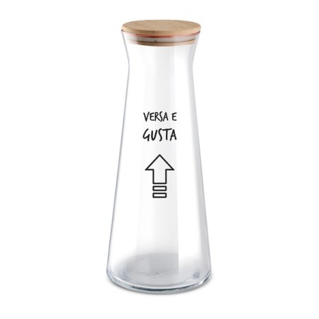 Egan Smile caraffa in vetro borosilicato con tappo in bamboo, scritta “VERSA E GUSTA” e icona freccia, capienza 1 litro