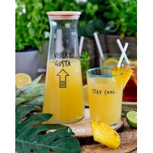 Caraffa Egan Smile “VERSA E GUSTA” da 1 litro in vetro e bamboo su tavola apparecchiata moderna