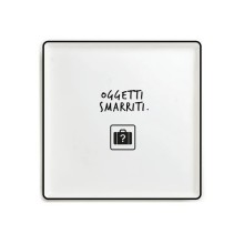 Svuotatasche quadrato in ceramica bianca Egan Smile da 19x19 cm con bordo nero, scritta "Oggetti smarriti"
