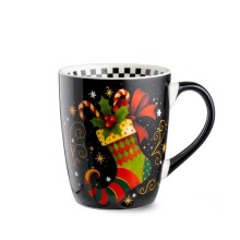 Tazza mug in ceramica nera Egan collezione Natale da 430 ml con decorazione di una calza natalizia traboccante di dolci,